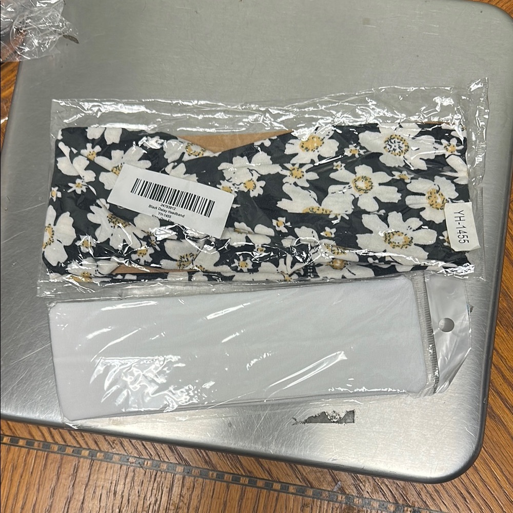 Amazon Floral and White Hair Accessories Set